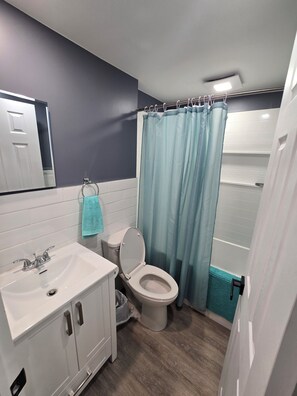 Bathroom - Freshly remodeled premium trailer in prime location! (Port Colborne)