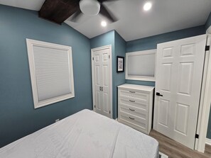 Room - Freshly remodeled premium trailer in prime location! (Port Colborne)