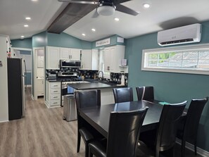 Dining - Freshly remodeled premium trailer in prime location! (Port Colborne)