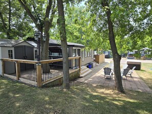 Terrace/patio - Freshly remodeled premium trailer in prime location! (Port Colborne)