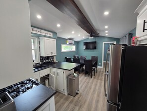 Microwave, oven, stovetop - Freshly remodeled premium trailer in prime location! (Port Colborne)