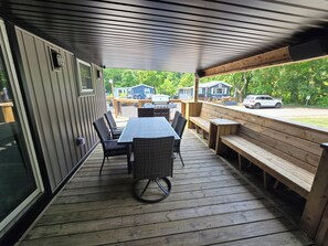 Outdoor dining - Freshly remodeled premium trailer in prime location! (Port Colborne)