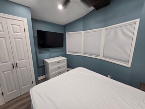 Room - Freshly remodeled premium trailer in prime location! (Port Colborne)