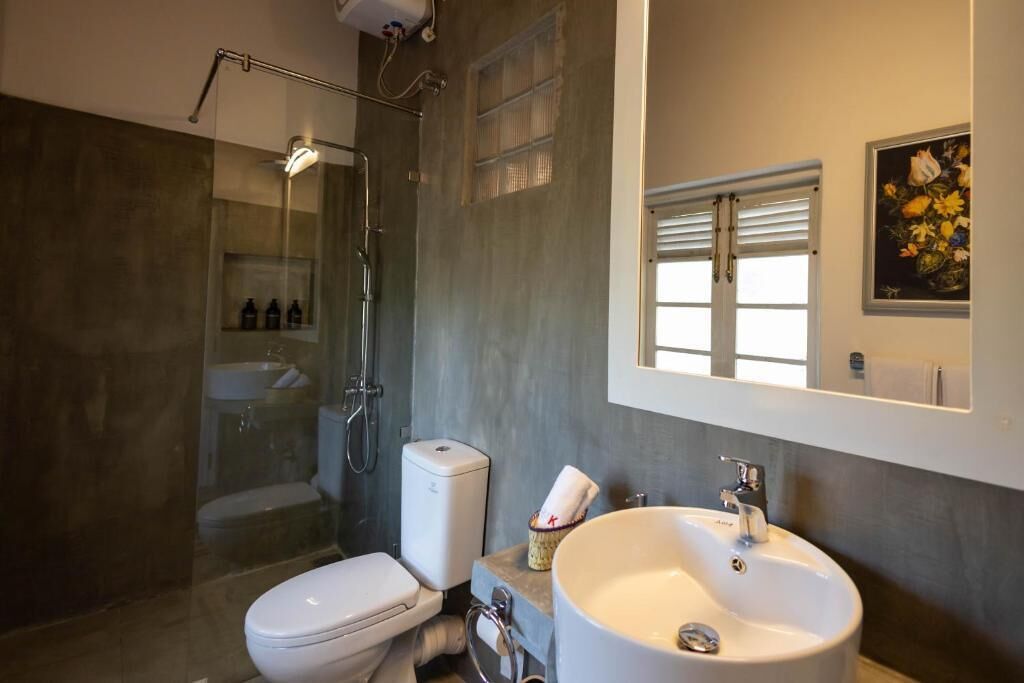 Deluxe Double Room, Garden View | Bathroom | Shower, free toiletries, towels, soap