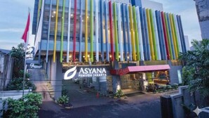 Un bâtiment moderne avec une enseigne bien visible portant l’inscription « ASYANA PEMUDA JAKARTA ».