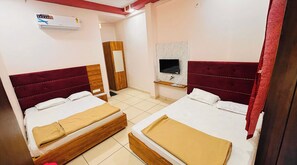Family Double Room, Air conditioning | Hypo-allergenic bedding, desk, soundproofing, free WiFi - Hotel Koti Tirth Ujjain Near Temple (Ujjain)