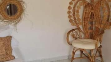 Tweepersoonskamer, uitzicht op binnenplaats | Interieur