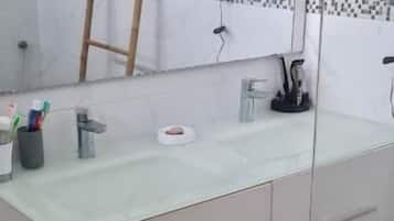 Habitación doble, vistas a la ciudad | Baño