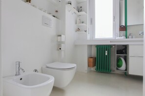 Haartrockner, Handtücher, Seife, Toilettenpapier