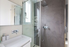 Haartrockner, Handtücher, Seife, Toilettenpapier