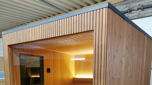 A sauna with wooden walls and a bench inside. - Fully modernized in 2026, 1 minut from the ocean (Børkop)