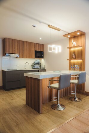 Junior Triple Room | Private kitchen - Saya Hotel & Suites (Sayausi)