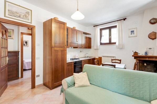 Fireplace - Majestic Villa Retreat (Assisi)