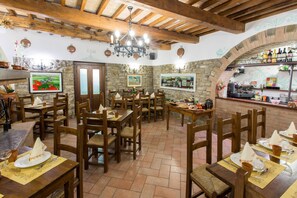 Classic Villa, Multiple Bedrooms | Dining - Majestic Villa Retreat (Assisi)
