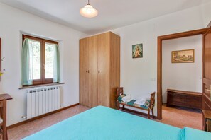 19 chambres, ameublement personnalisé, draps fournis