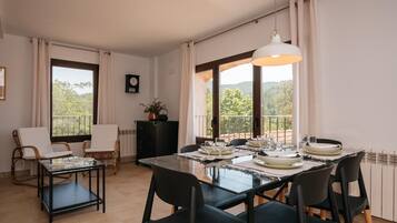 Comfort Cottage, 3 Bedrooms | Dining