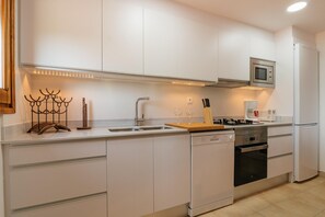 Klassieke cottage, 3 slaapkamers | Privékeuken | Een koelkast, een microgolfoven, een oven, een vaatwasser