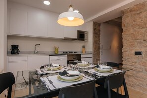Comfort cottage, 3 slaapkamers | Privékeuken | Een koelkast, een microgolfoven, een oven, een vaatwasser