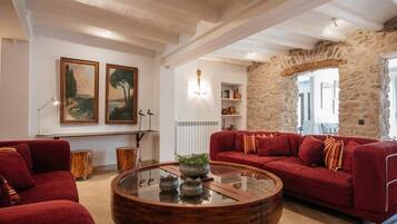 Classic Cottage, 3 Bedrooms | Living room