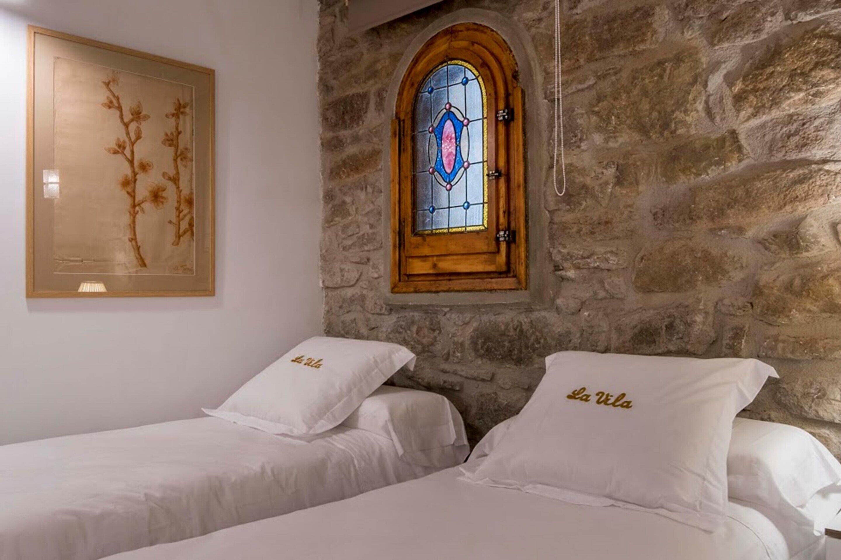12 bedrooms, individually furnished, bed sheets