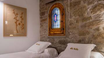 12 bedrooms, individually furnished, bed sheets