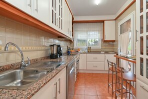 Fridge, oven, stovetop, dishwasher - Villa Serenita - Moraira, Costa Blanca (Moraira)