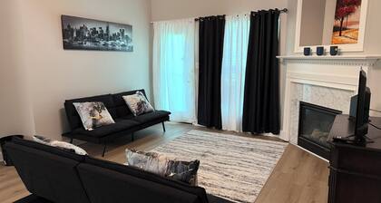 Modern & Spacious 3-bedroom townhome with AC in friendly Rex