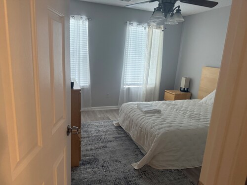 Modern & Spacious 3-bedroom townhome with AC in friendly Rex