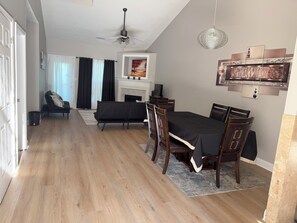 Smart TV - Modern & Spacious 3-bedroom townhome with AC in friendly Rex (Rex)