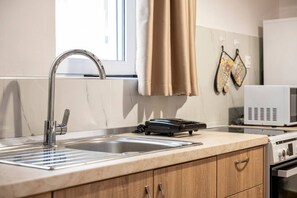 Fridge, microwave, oven, coffee/tea maker