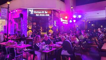 Appartement, 1 slaapkamer, uitzicht op zwembad | Dineren