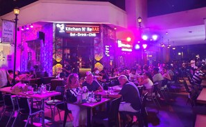 Appartement, 1 slaapkamer, uitzicht op zwembad | Dineren