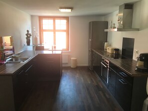 Kühlschrank, Ofen, Herdplatte, Geschirrspüler