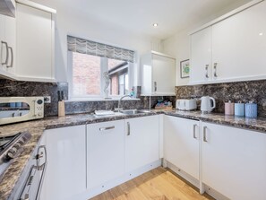 Private kitchen - 2 bedroom accommodation in Poole (Poole)
