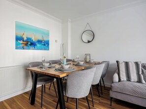 Dining - 3 bedroom accommodation in Bournemouth (Bournemouth)