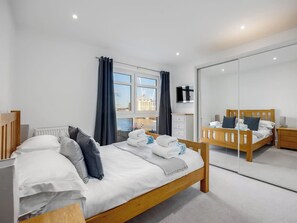 Room - 2 bedroom accommodation in Poole (Poole)