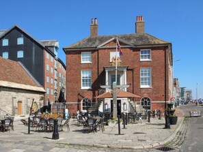 Outdoor dining - 2 bedroom accommodation in Poole (Poole)