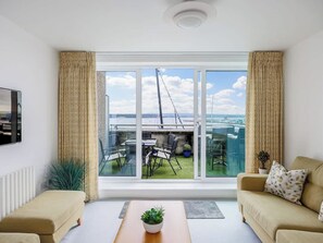 Living area - 2 bedroom accommodation in Poole (Poole)