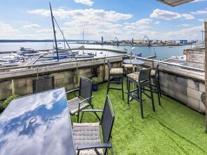 Outdoor dining - 2 bedroom accommodation in Poole (Poole)