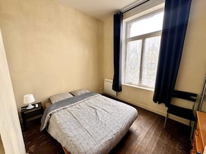 2 habitaciones, escritorio y ropa de cama 