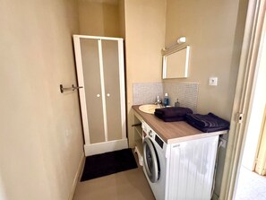 Bathroom - The Source of Rumaucourt (Rumaucourt)