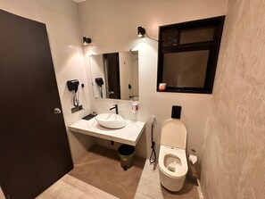 Superior Room | Bathroom | Free toiletries, towels, soap, shampoo - Taaffeite Hotels And Resorts (Lonavala)
