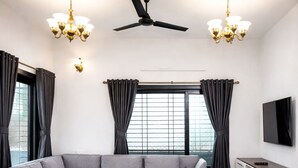 Biệt thự Cao cấp | Khu phòng khách | TV LCD 40-inch có truyền hình cáp 