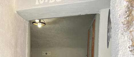 Haartrockner, Handtücher, Seife, Toilettenpapier