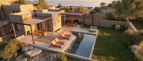 Una piscina al aire libre, una piscina climatizada