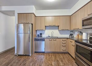 Private kitchen - Cozy 1-Bedroom Apartment in Hillsboro (Hillsboro)