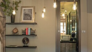 A bathroom with a mirror, sink, and decorative shelves. - Elegant apartment in the heart of Vigevano, a stone's throw from Piazza Ducale (Vigevano)