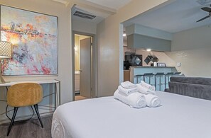 Een bureau, een strijkplank/strijkijzer, reisbedje, gratis wifi
