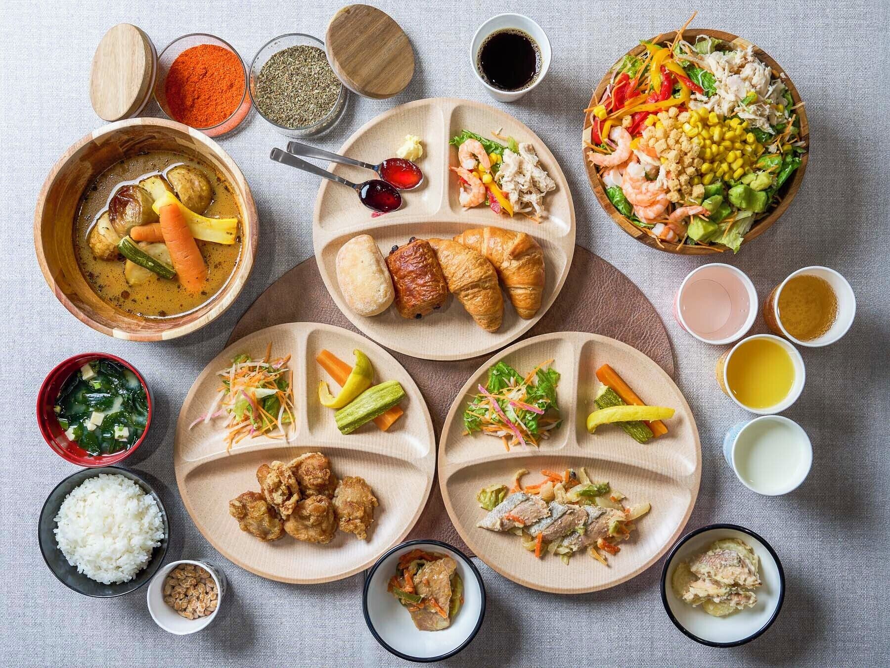 Une variété de plats, notamment des soupes, du riz et des salades, présentés dans plusieurs assiettes et bols.