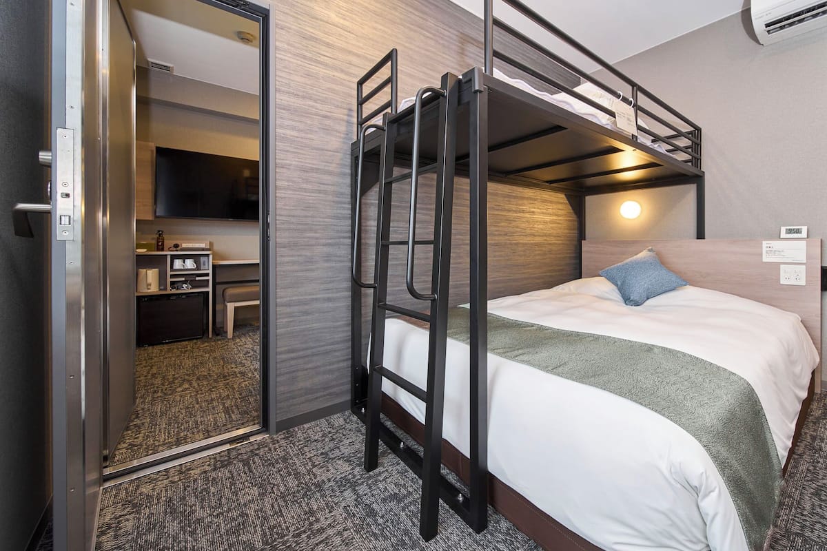 Phòng, không hút thuốc (Connecting, DBLbed+loftbed per room) | Bàn, bàn ủi/dụng cụ ủi quần áo, truy cập Internet không dây miễn phí 